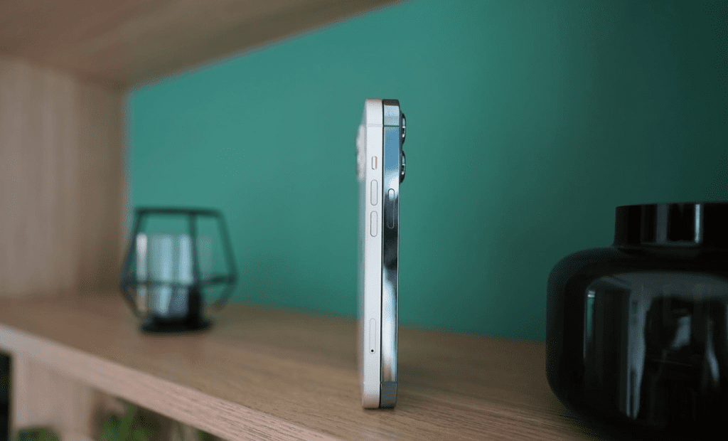 iPhone 13 avec rampe en aluminium (à gauche) et iPhone 13 Pro avec rampe en acier inoxydable.
