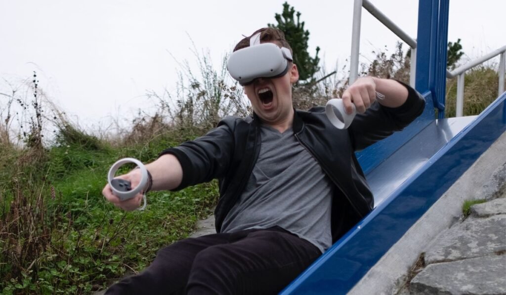 Un homme glisse en portant des lunettes de réalité virtuelle
