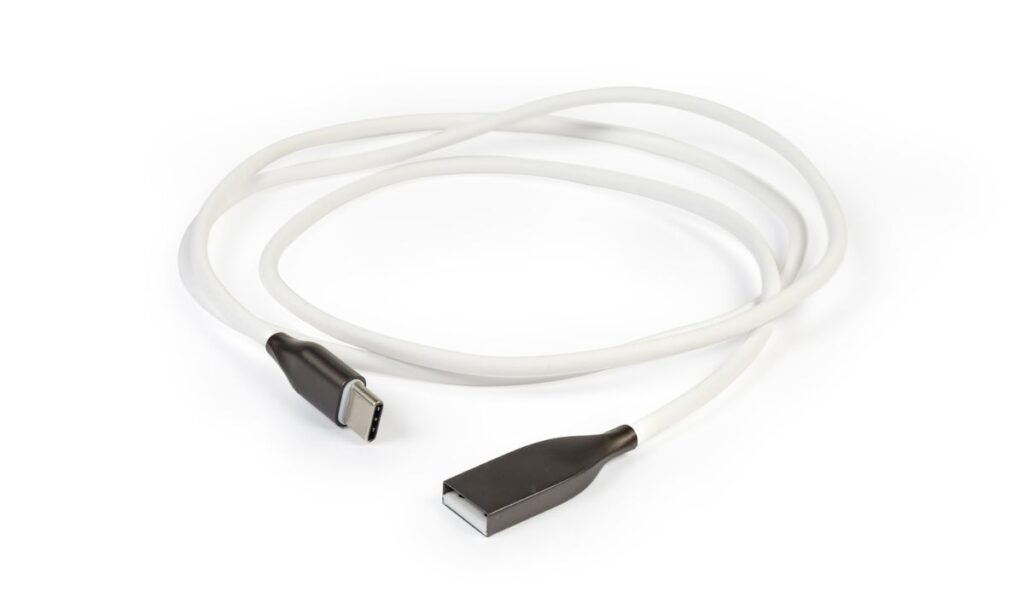 Câble USB-A vers USB-C sur fond blanc